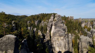 Adrspach kayaları İHA manzarasından Çek Cumhuriyeti 'nin Adrspach bölgesini gösteriyor
