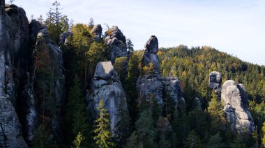 Adrspach kayaları İHA manzarasından Çek Cumhuriyeti 'nin Adrspach bölgesini gösteriyor