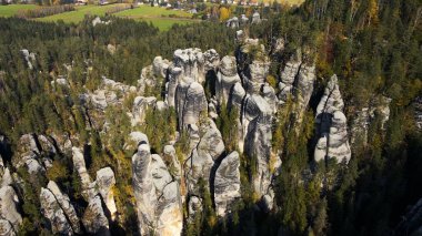 Adrspach kayaları İHA manzarasından Çek Cumhuriyeti 'nin Adrspach bölgesini gösteriyor