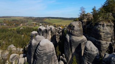 Adrspach kayaları İHA manzarasından Çek Cumhuriyeti 'nin Adrspach bölgesini gösteriyor