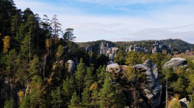 Adrspach kayaları İHA manzarasından Çek Cumhuriyeti 'nin Adrspach bölgesini gösteriyor