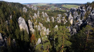 Adrspach kayaları İHA manzarasından Çek Cumhuriyeti 'nin Adrspach bölgesini gösteriyor