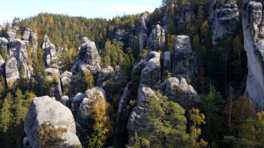 Adrspach kayaları İHA manzarasından Çek Cumhuriyeti 'nin Adrspach bölgesini gösteriyor