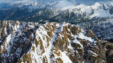 Zakopane Polonya 'dan karlı dağ zirvesi, buzul manzaralı.