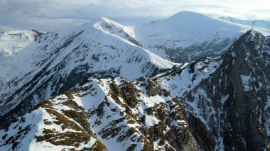 Zakopane Polonya 'dan karlı dağ zirvesi, buzul manzaralı.