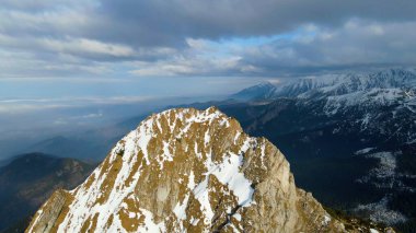Zakopane Polonya 'dan karlı dağ zirvesi, buzul manzaralı.