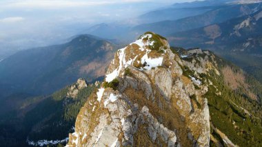 Dağın tepesinden kayalık görünüm