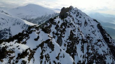 Zakopane Polonya 'dan karlı dağ zirvesi, buzul manzaralı.