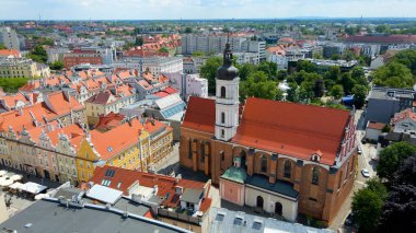 Şehir Mimarisi Avrupa insansız hava aracı eski şehir Opole Polonya 'nın üzerinden geçiyor 