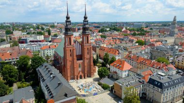 Şehir Mimarisi Avrupa insansız hava aracı eski şehir Opole Polonya 'nın üzerinden geçiyor 