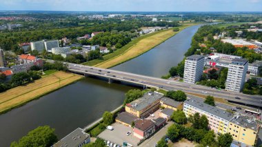 Şehir Mimarisi Avrupa insansız hava aracı eski şehir Opole Polonya 'nın üzerinden geçiyor 