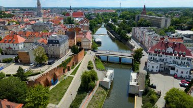 Şehir Mimarisi Avrupa insansız hava aracı eski şehir Opole Polonya 'nın üzerinden geçiyor 