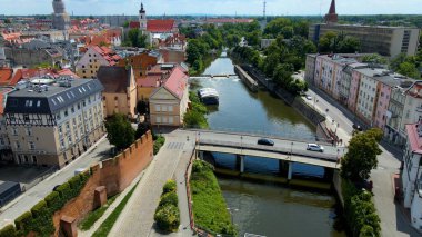 Şehir Mimarisi Avrupa insansız hava aracı eski şehir Opole Polonya 'nın üzerinden geçiyor 