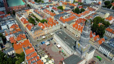 Şehir Mimarisi Avrupa insansız hava aracı eski şehir Opole Polonya 'nın üzerinden geçiyor 