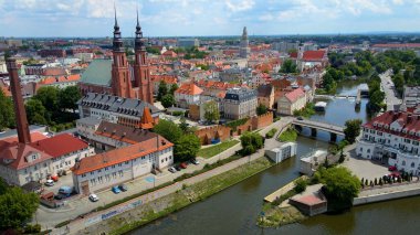 Şehir Mimarisi Avrupa insansız hava aracı eski şehir Opole Polonya 'nın üzerinden geçiyor 