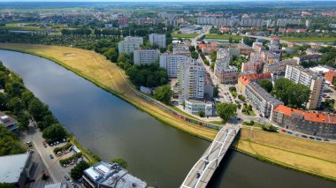 Şehir Mimarisi Avrupa insansız hava aracı eski şehir Opole Polonya 'nın üzerinden geçiyor 