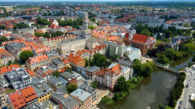 Şehir Mimarisi Avrupa insansız hava aracı eski şehir Opole Polonya 'nın üzerinden geçiyor 