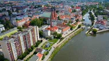 Şehir Mimarisi Avrupa insansız hava aracı eski şehir Opole Polonya 'nın üzerinden geçiyor 