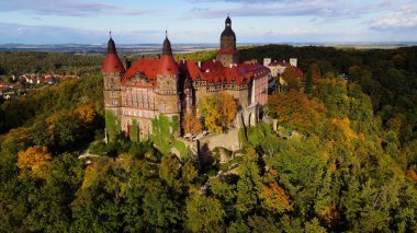 Drone Walbrzych Polonya 'dan Ksiaz Şatosu Sonbahar Görünümü