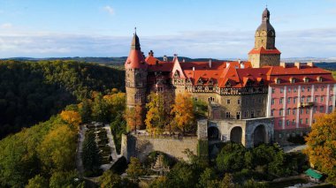 Drone Walbrzych Polonya 'dan Ksiaz Şatosu Sonbahar Görünümü