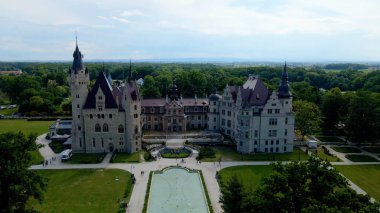 Moszna Şatosu, Moszna Polonya köyü yakınlarındaki bir mimariden manzara üzerinde uçuyor.