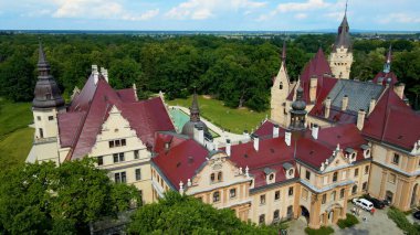 Moszna Şatosu, Moszna Polonya köyü yakınlarındaki bir mimariden manzara üzerinde uçuyor.