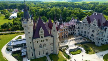 Moszna Şatosu, Moszna Polonya köyü yakınlarındaki bir mimariden manzara üzerinde uçuyor.
