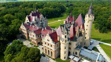 Moszna Şatosu, Moszna Polonya köyü yakınlarındaki bir mimariden manzara üzerinde uçuyor.