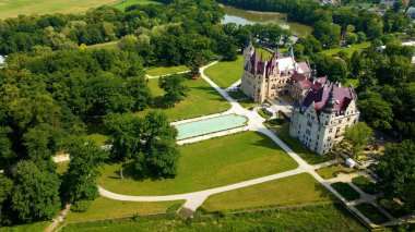 Moszna Şatosu, Moszna Polonya köyü yakınlarındaki bir mimariden manzara üzerinde uçuyor.