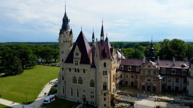 Moszna Şatosu, Moszna Polonya köyü yakınlarındaki bir mimariden manzara üzerinde uçuyor.