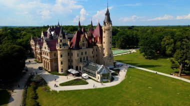 Moszna Şatosu, Moszna Polonya köyü yakınlarındaki bir mimariden manzara üzerinde uçuyor.