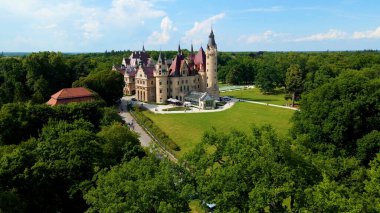 Moszna Şatosu, Moszna Polonya köyü yakınlarındaki bir mimariden manzara üzerinde uçuyor.