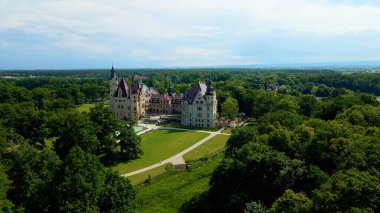Moszna Şatosu, Moszna Polonya köyü yakınlarındaki bir mimariden manzara üzerinde uçuyor.