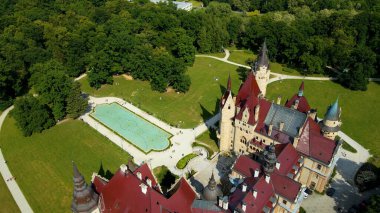 Moszna Şatosu, Moszna Polonya köyü yakınlarındaki bir mimariden manzara üzerinde uçuyor.