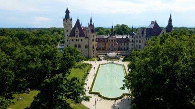 Moszna Şatosu, Moszna Polonya köyü yakınlarındaki bir mimariden manzara üzerinde uçuyor.