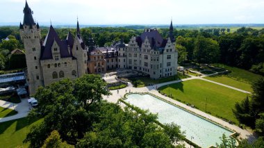 Moszna Şatosu, Moszna Polonya köyü yakınlarındaki bir mimariden manzara üzerinde uçuyor.