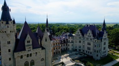 Moszna Şatosu, Moszna Polonya köyü yakınlarındaki bir mimariden manzara üzerinde uçuyor.