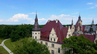 Moszna Şatosu, Moszna Polonya köyü yakınlarındaki bir mimariden manzara üzerinde uçuyor.