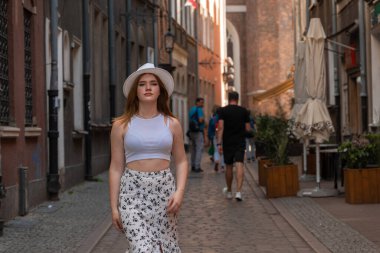 Gdansk Polonya şehrinin arka planında beyaz şapkalı kız Avrupa