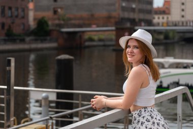 Gdansk Polonya şehrinin arka planında beyaz şapkalı kız Avrupa