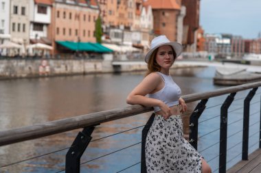 Gdansk Polonya şehrinin arka planında beyaz şapkalı kız Avrupa