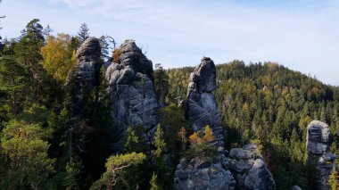Adrspach kayaları İHA manzarasından Çek Cumhuriyeti 'nin Adrspach bölgesini gösteriyor