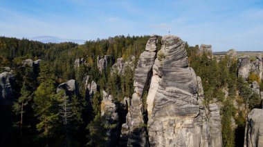 Adrspach kayaları İHA manzarasından Çek Cumhuriyeti 'nin Adrspach bölgesini gösteriyor