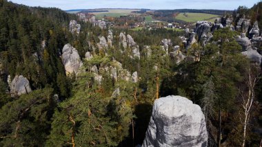 Adrspach kayaları İHA manzarasından Çek Cumhuriyeti 'nin Adrspach bölgesini gösteriyor
