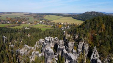 Adrspach kayaları İHA manzarasından Çek Cumhuriyeti 'nin Adrspach bölgesini gösteriyor