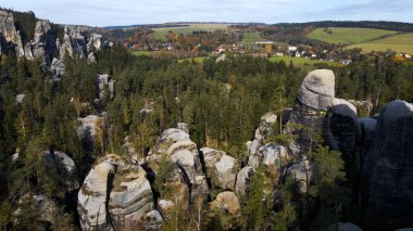 Adrspach kayaları İHA manzarasından Çek Cumhuriyeti 'nin Adrspach bölgesini gösteriyor