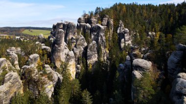 Adrspach kayaları İHA manzarasından Çek Cumhuriyeti 'nin Adrspach bölgesini gösteriyor