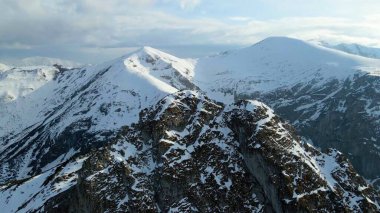 Zakopane Polonya 'dan karlı dağ zirvesi, buzul manzaralı.