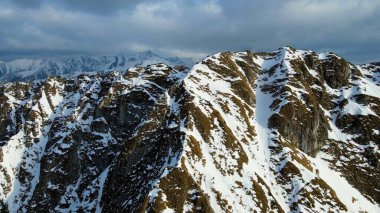 Zakopane Polonya 'dan karlı dağ zirvesi, buzul manzaralı.