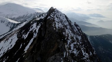 Zakopane Polonya 'dan karlı dağ zirvesi, buzul manzaralı.